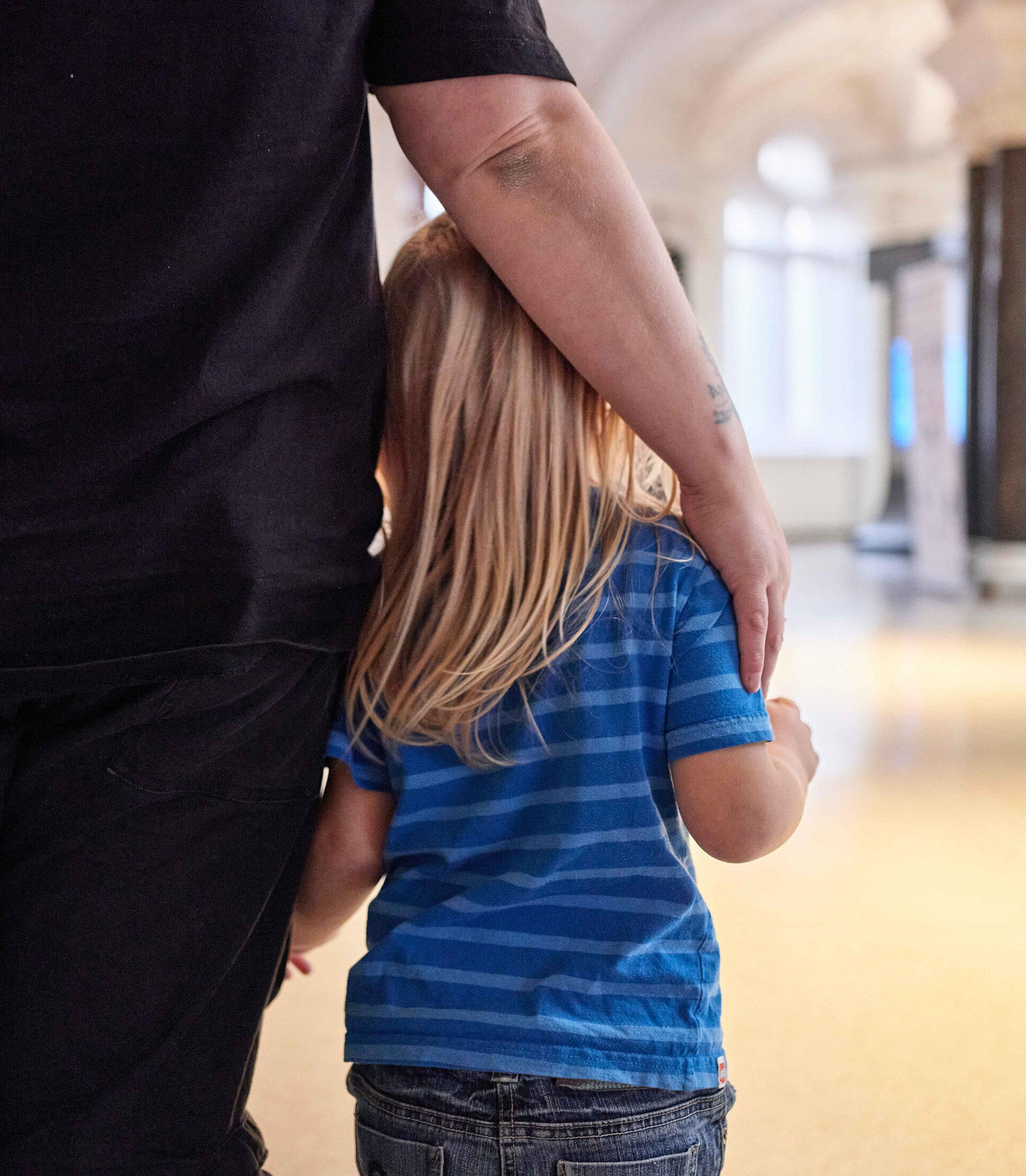 Vater und Tochter von hinten