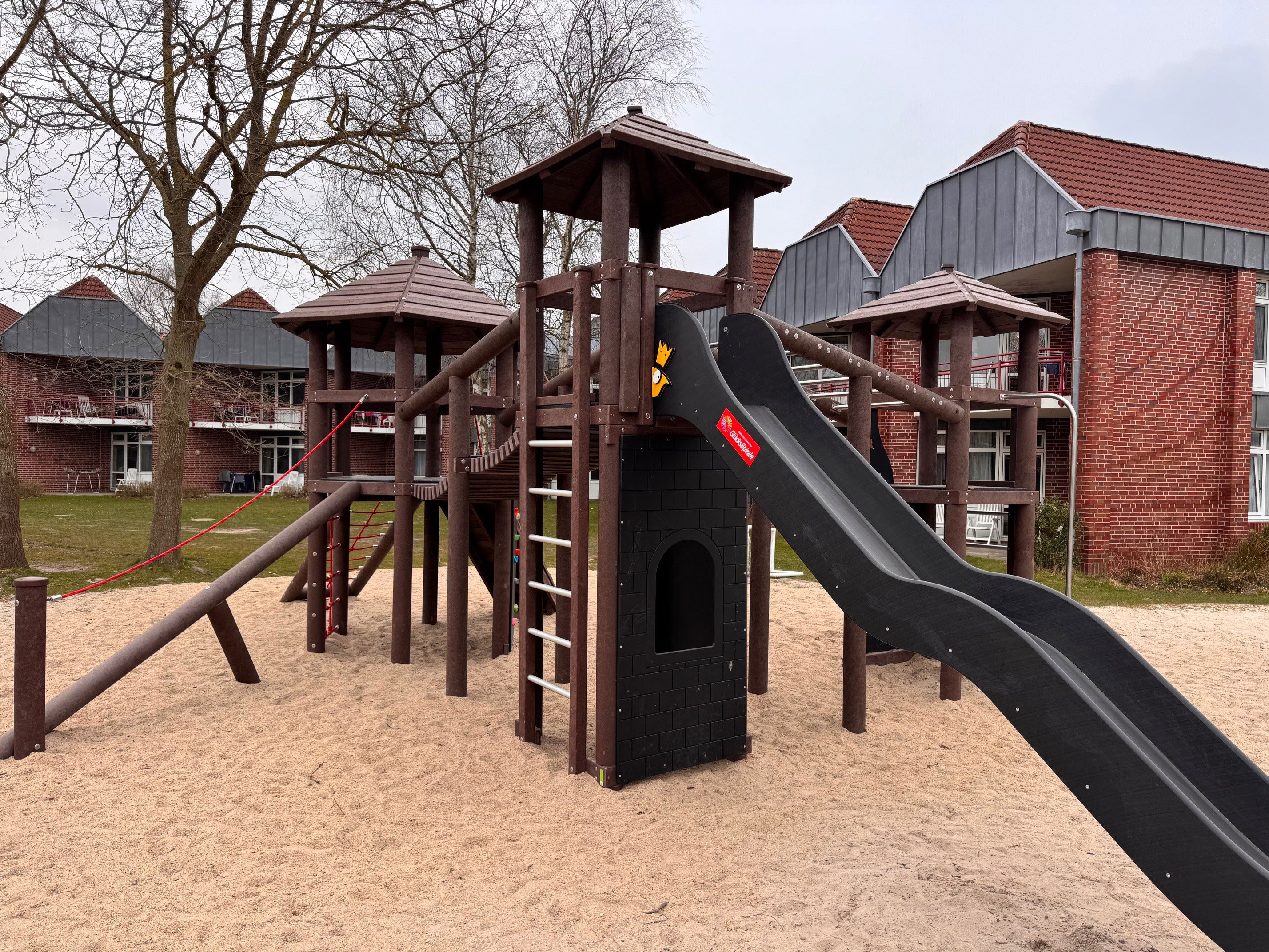 Die neue riesige Spielanlage am AWO Lotte-Lemke-Haus, der Mutter-Kind-Kurklinik in Bensersiel. 