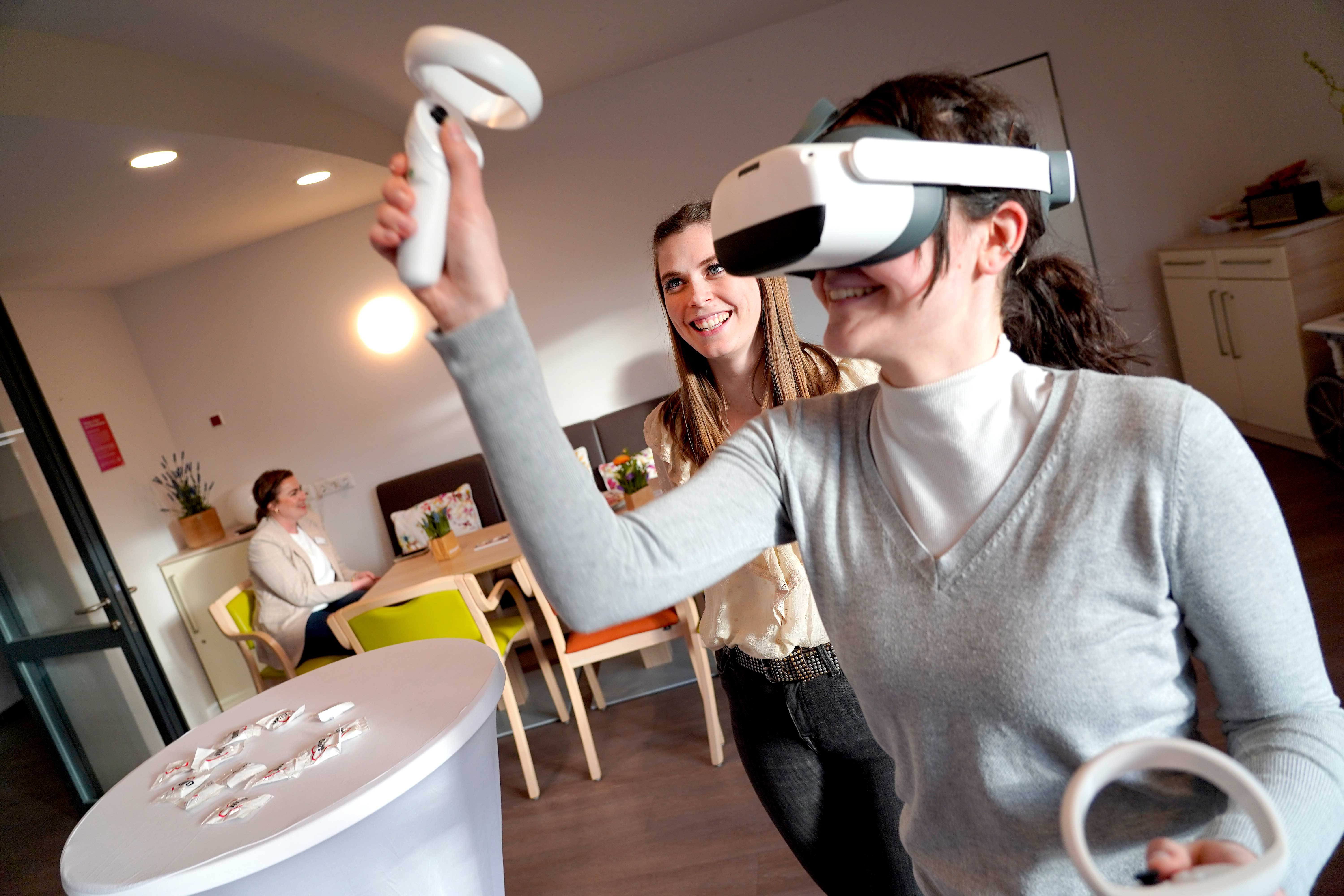 Pia Wiechmann und ihre Kolleg*innen vor Ort checken nicht nur Bewerbungsunterlagen, sondern erstellen auch Bewerbungsfotos und gewähren Blicke durch VR-Brillen – unter anderem.