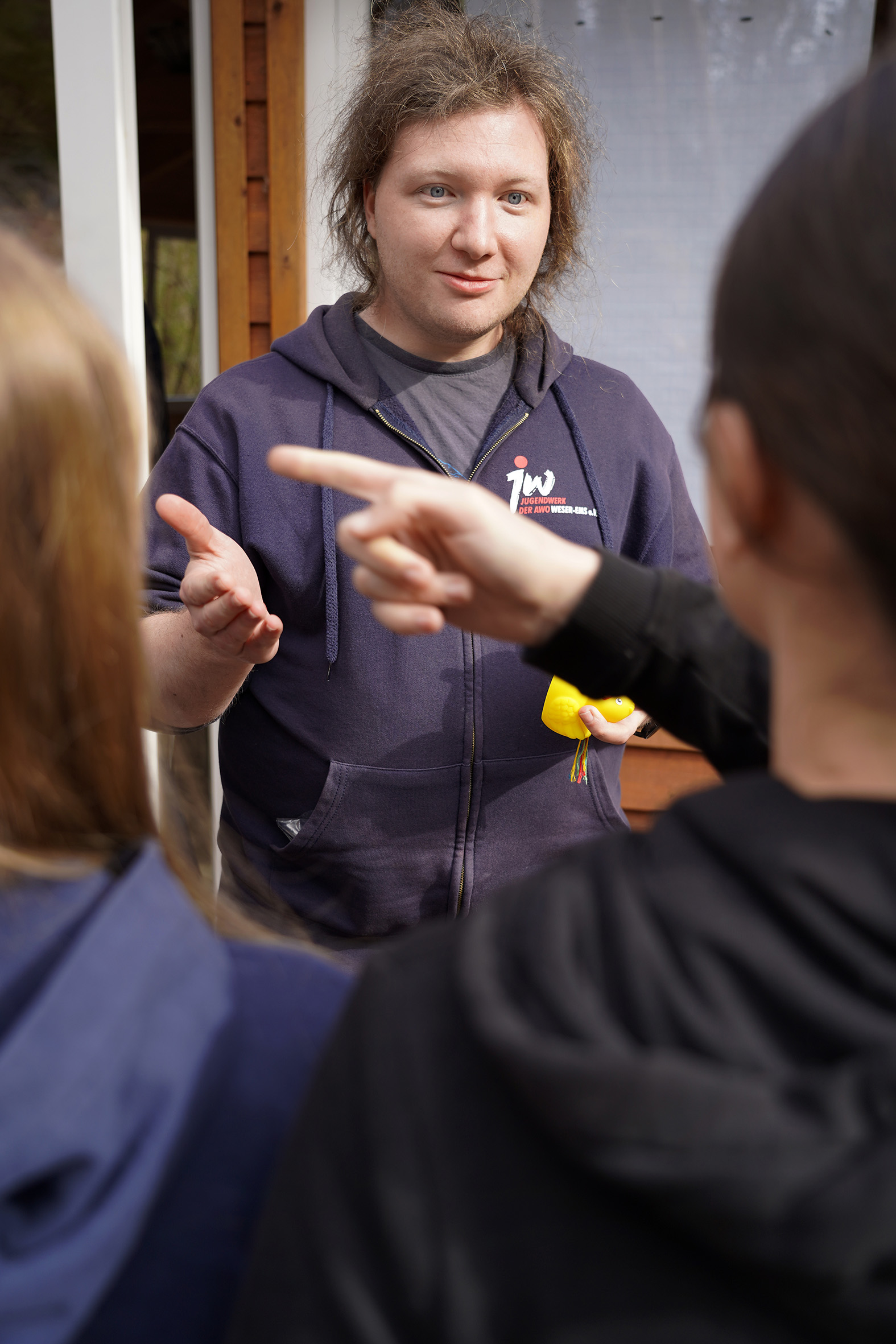 Nils Wernecke im Austausch auf Augenhöhe mit zwei Teamerlingen.